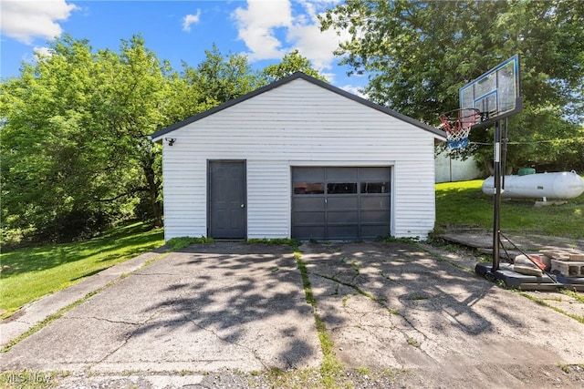 detached garage featuring aphalt driveway