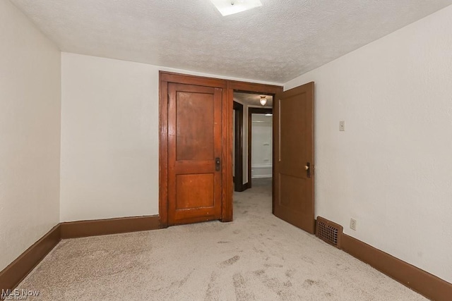 146 E Glenwood Ave, Akron, OH 44304 - empty room with carpet flooring, baseboards, visible vents, and a textured ceiling