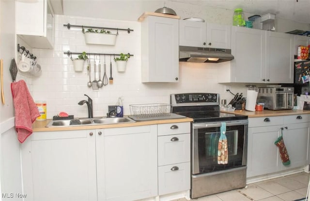 kitchen with a sink, backsplash, under cabinet range hood, and stainless steel range with electric cooktop