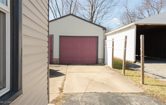 detached garage featuring concrete driveway