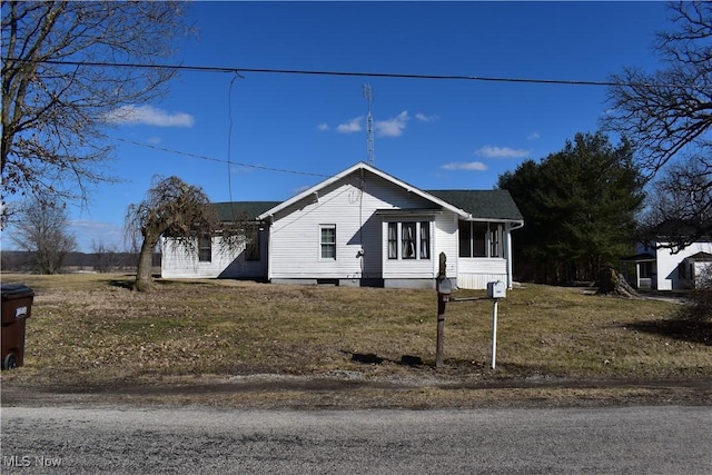 view of front of property with a front yard