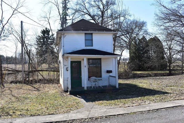 view of front of property featuring an outdoor structure