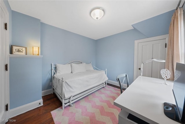3006 Kingsley Rd, Shaker Heights, OH 44122 - bedroom featuring baseboards and dark wood-style flooring