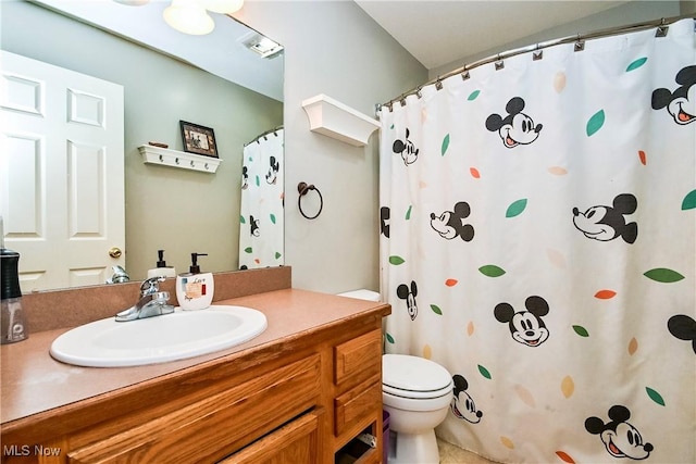 bathroom featuring visible vents, curtained shower, toilet, and vanity