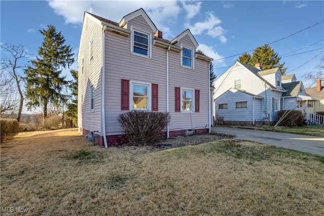 view of front of home featuring a front yard