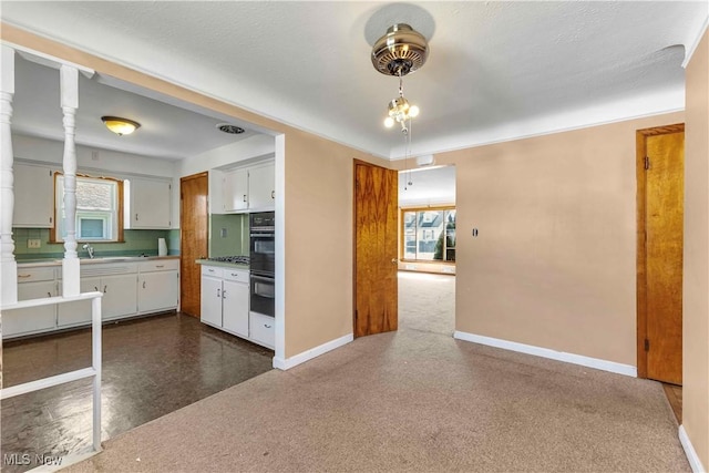 kitchen featuring plenty of natural light, dobule oven black, and baseboards