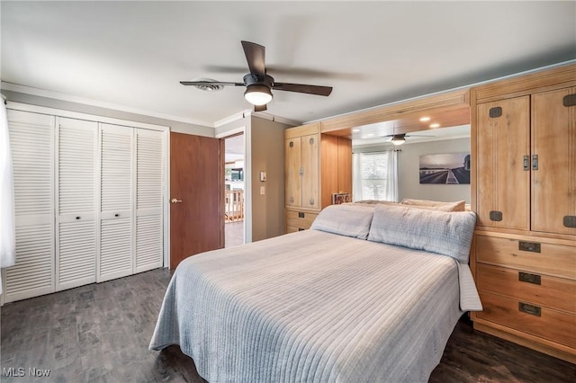 bedroom featuring dark wood-style floors, a ceiling fan, and a closet