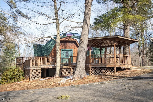 view of front of house featuring a shingled roof