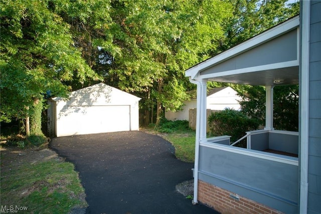 view of yard featuring an outdoor structure and a garage