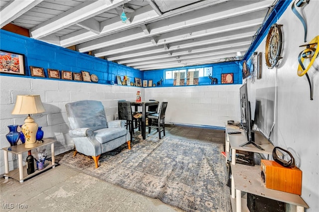 garage featuring concrete block wall