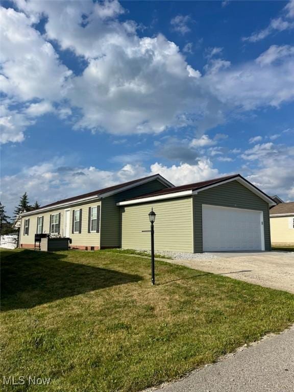 view of front of property featuring a front yard, an attached garage, and driveway