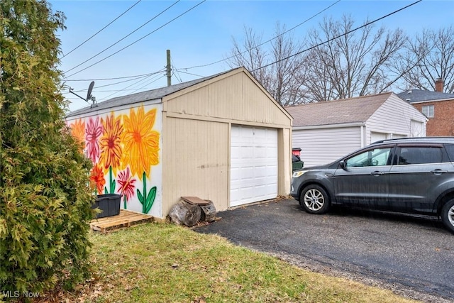 detached garage featuring aphalt driveway