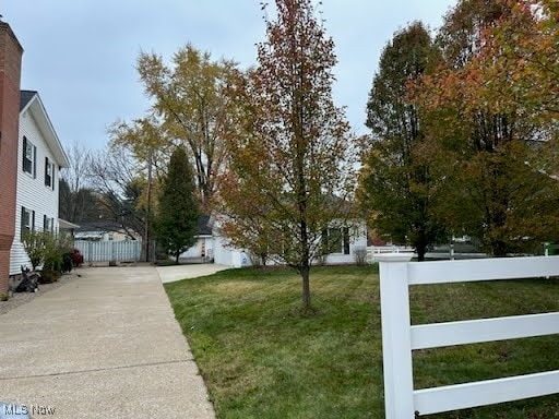 view of yard featuring fence