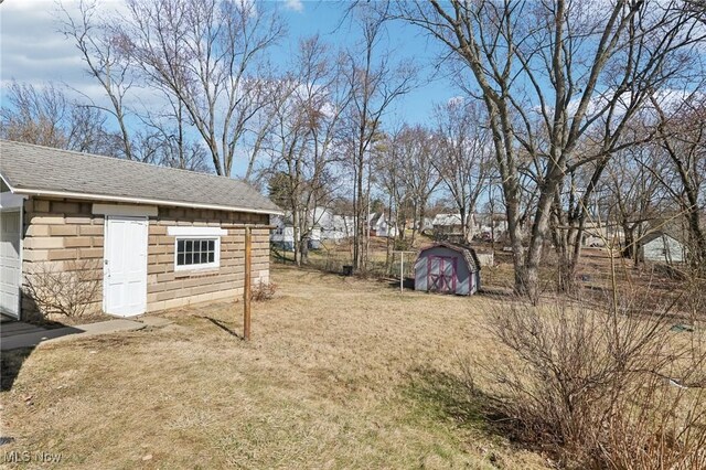 view of yard featuring an outdoor structure and a shed