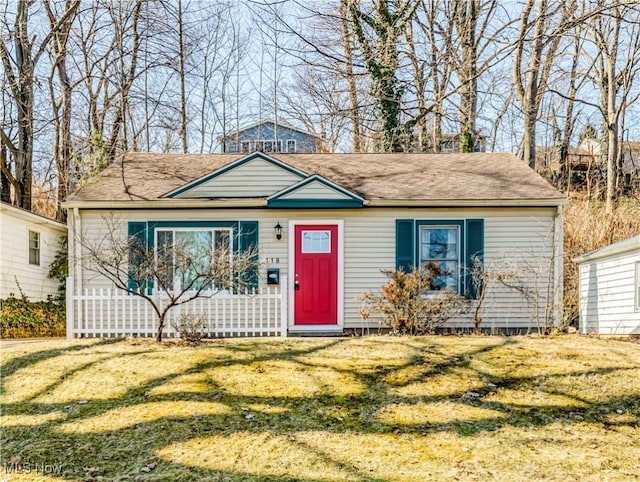 view of front of property featuring a front yard