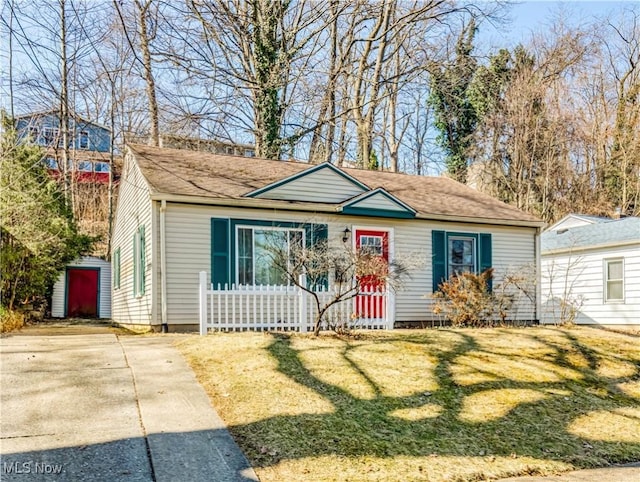 single story home featuring a front lawn