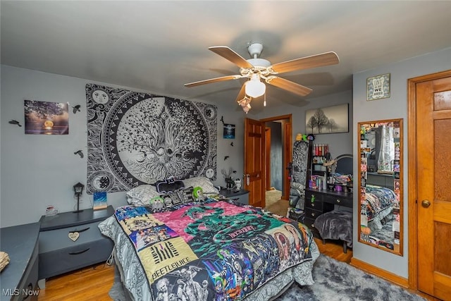 bedroom featuring wood finished floors and a ceiling fan