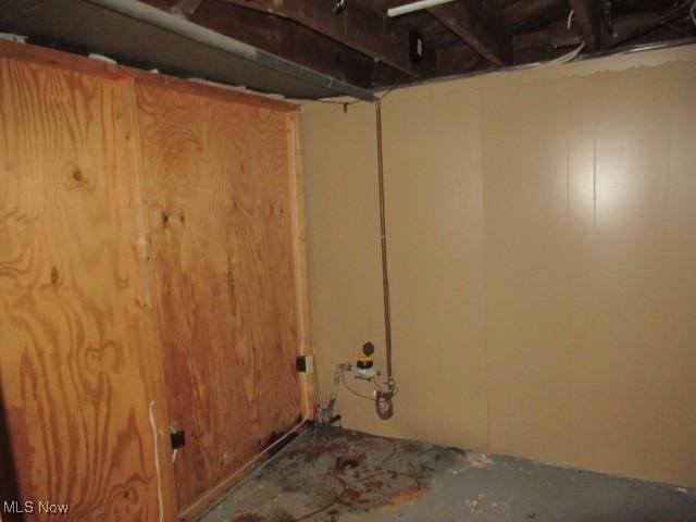 view of unfinished basement