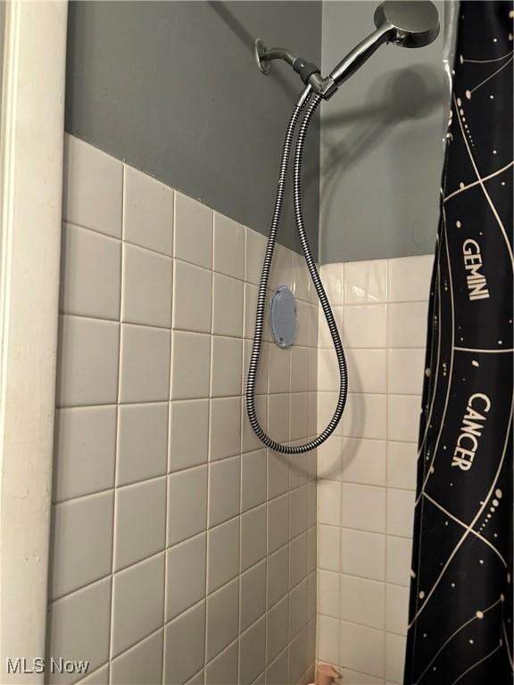 details featuring a tile shower