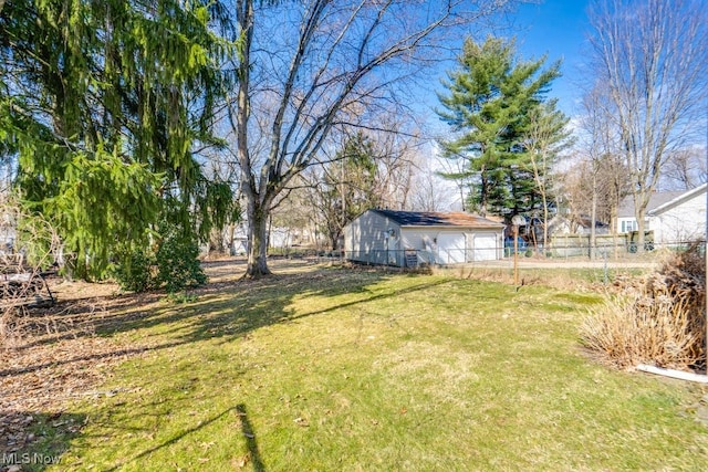 view of yard featuring a detached garage