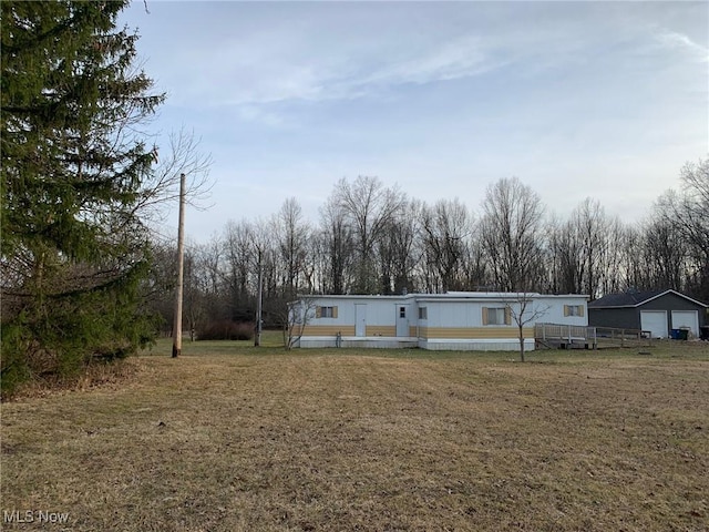 view of front of house featuring a garage and a front yard