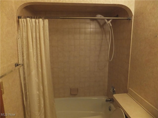 bathroom featuring shower / tub combo