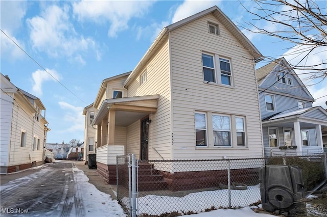 view of front facade with a fenced front yard