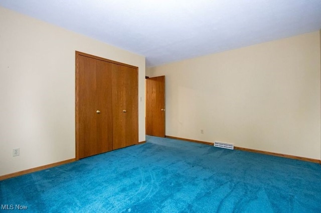 unfurnished bedroom featuring carpet, baseboards, visible vents, and a closet