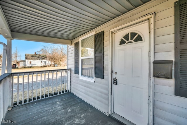 property entrance featuring covered porch