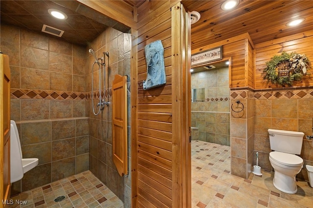 full bath with recessed lighting, visible vents, toilet, and a tile shower