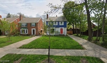 view of front of home featuring a front yard