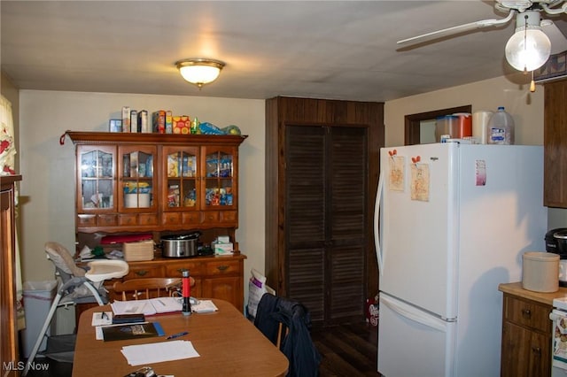 dining area featuring dark wood-type flooring and ceiling fan