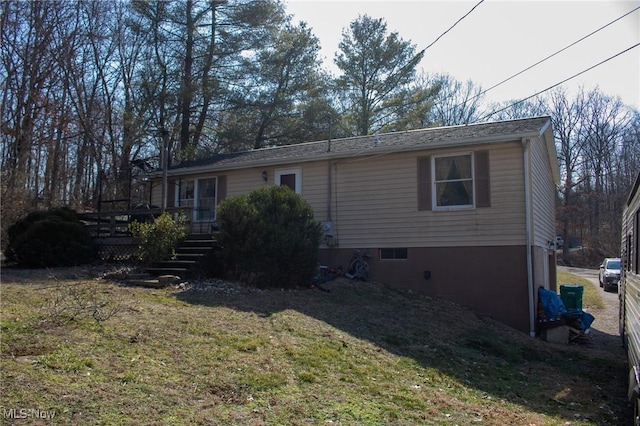 view of front of home featuring a wooden deck and a front yard