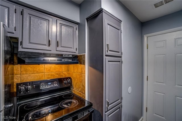 kitchen featuring electric range, visible vents, gray cabinets, under cabinet range hood, and backsplash