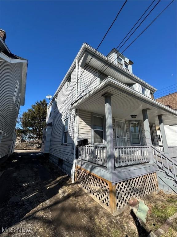 view of front of property featuring a porch