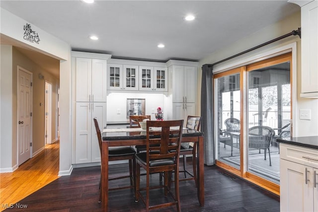 dining area featuring visible vents, recessed lighting, dark wood-type flooring, and baseboards