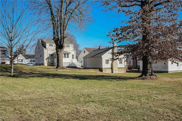 view of yard featuring a residential view