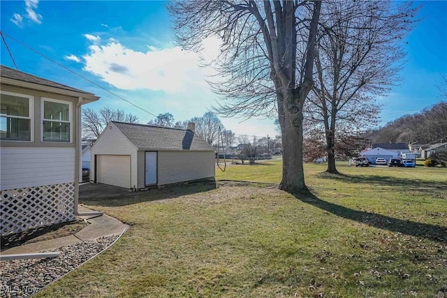 view of yard featuring a garage and an outdoor structure