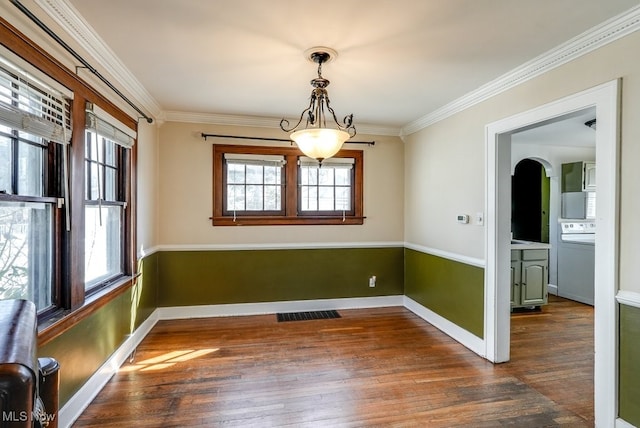 spare room with dark wood-type flooring, baseboards, visible vents, and ornamental molding