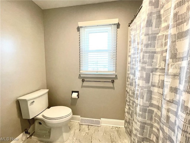 full bath featuring visible vents, toilet, marble finish floor, a shower with curtain, and baseboards