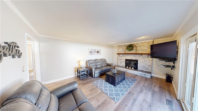 living room featuring light wood-style flooring, baseboards, and ornamental molding