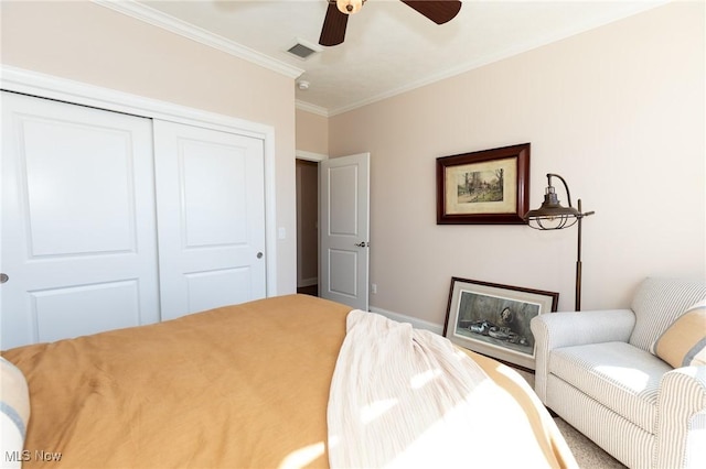 bedroom featuring crown molding, visible vents, a closet, and ceiling fan