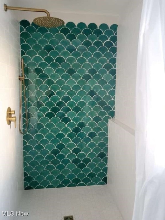 full bath featuring tiled shower