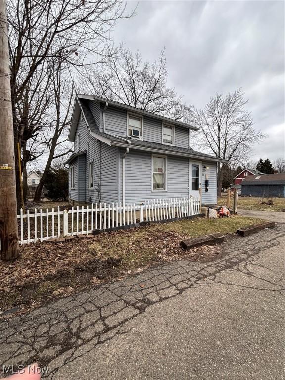 view of front of property featuring a fenced front yard