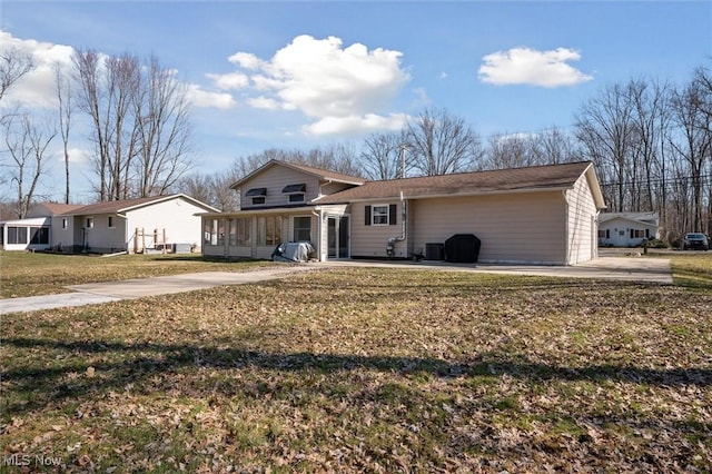 view of front of home featuring a front yard