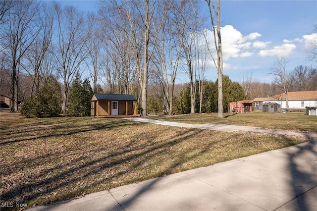 view of yard with an outbuilding