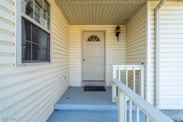 property entrance featuring a porch