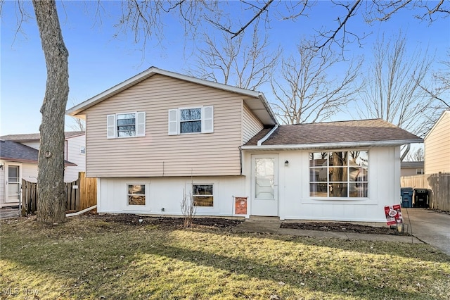 view of front facade featuring a front lawn and fence