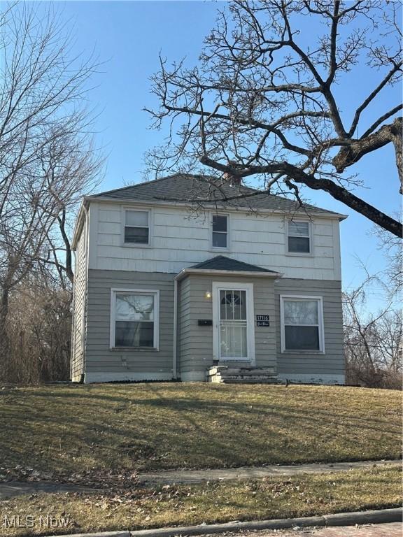 view of front of property featuring a front lawn