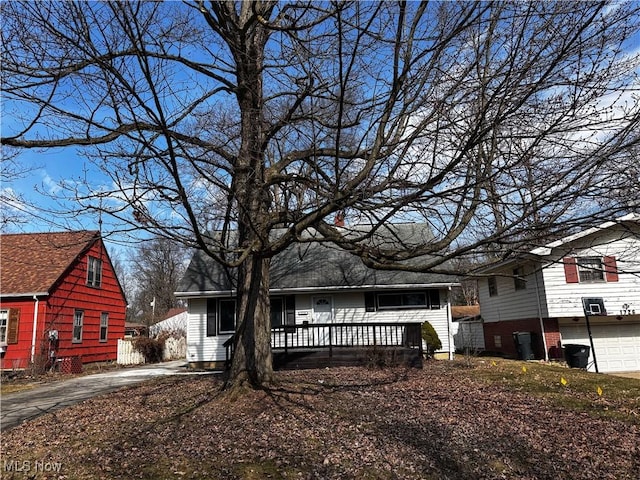 view of front of property with driveway